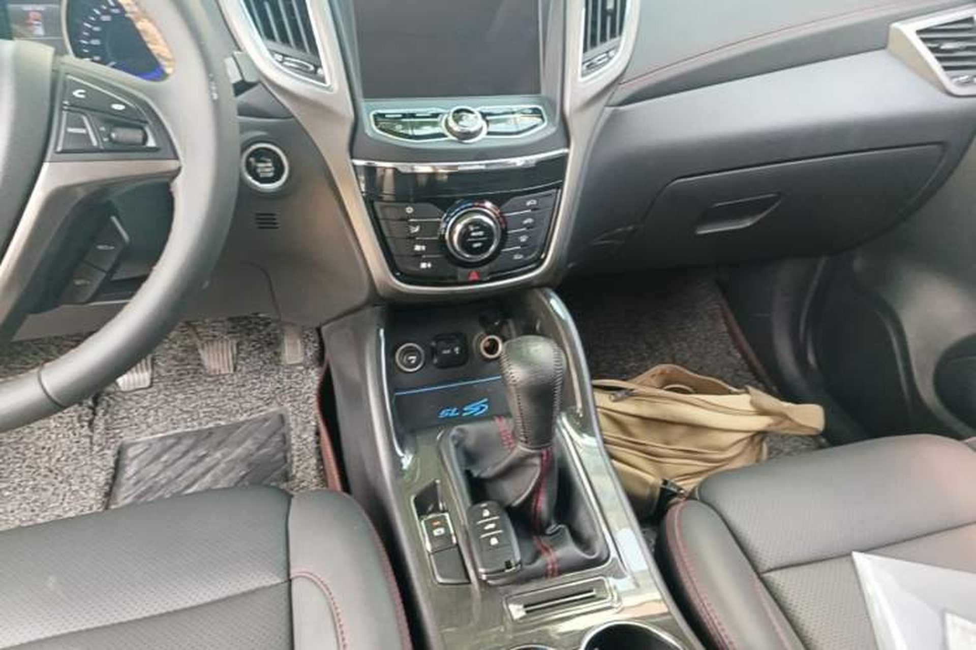 Used CHANGAN CS75 2017 Shangkui Edition 1.5T Manual Fengxiang Model Gear Lever