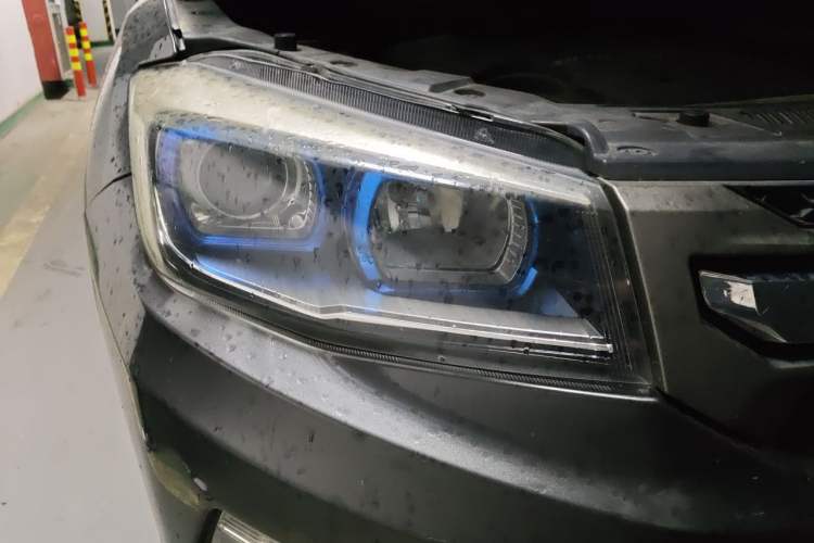 Used CHANGAN CS75 2017 Shangkui Edition 1.5T Automatic Fengxiang Model Right Front Headlight
