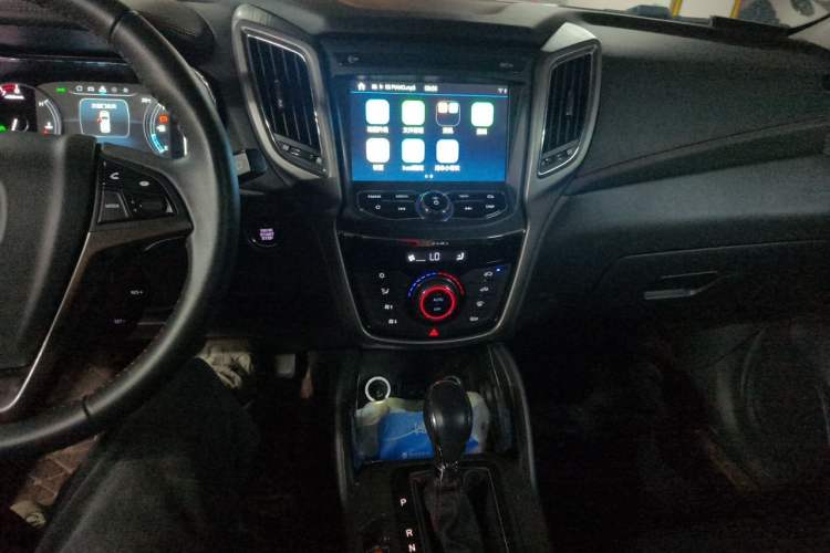 Used CHANGAN CS75 2017 Shangkui Edition 1.5T Automatic Fengxiang Model Audio And AC Panel