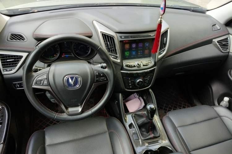 Used CHANGAN CS75 2017 Shangkui Edition 1.5T Manual Fengxiang Model Center Console