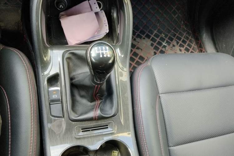 Used CHANGAN CS75 2017 Shangkui Edition 1.5T Manual Fengxiang Model Gear Lever