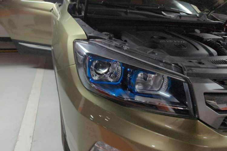 Used CHANGAN CS75 2017 Shangkui Edition 1.5T Automatic Fengxiang Model Right Front Headlight