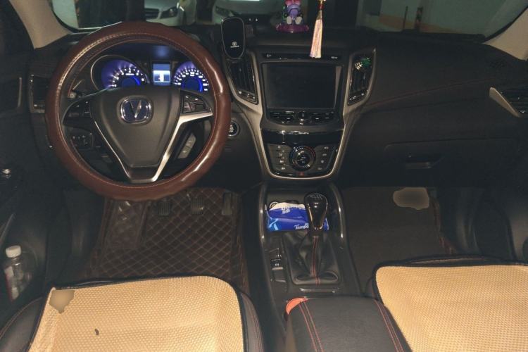 Used CHANGAN CS75 2017 Shangku Edition 1.5T Manual ZhiXiang Model Center Console