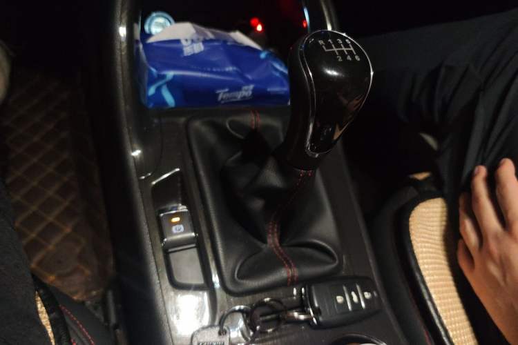 Used CHANGAN CS75 2017 Shangku Edition 1.5T Manual ZhiXiang Model Gear Lever