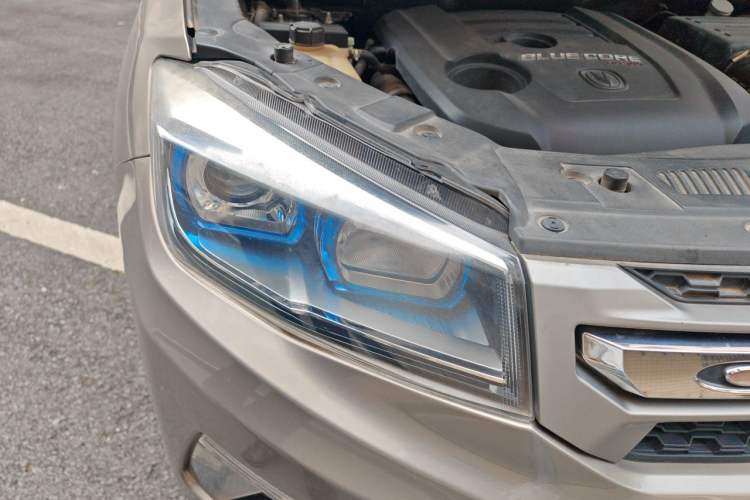 Used CHANGAN CS75 2017 Shangkui Edition 1.5T Automatic Fengxiang Model Right Front Headlight