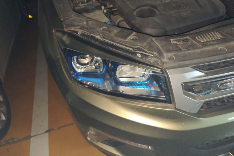 Used CHANGAN CS75 2017 Shangku Edition 1.5T Manual ZhiXiang Model Right Front Headlight