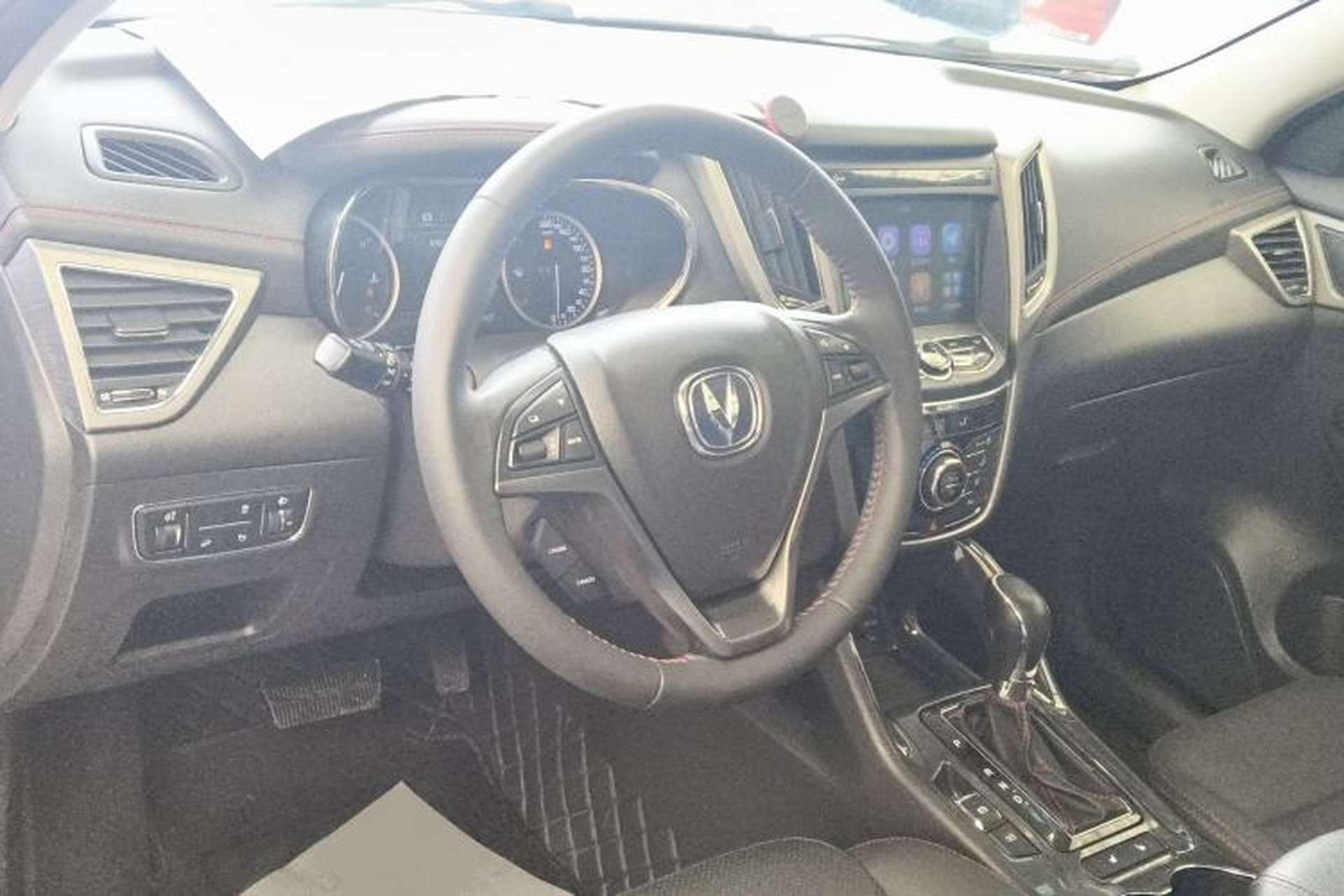 Used CHANGAN CS75 2017 Shangkui Edition 1.5T Automatic Sharp Model Center Console