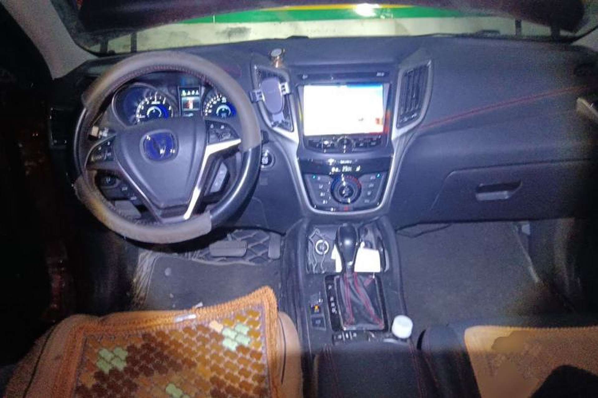 Used CHANGAN CS75 2017 Shangkui Edition 1.5T Automatic Fengyue Model Center Console