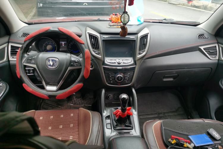 Used CHANGAN CS75 2017 Shangkui Edition 1.5T Manual Fengxiang Model Center Console