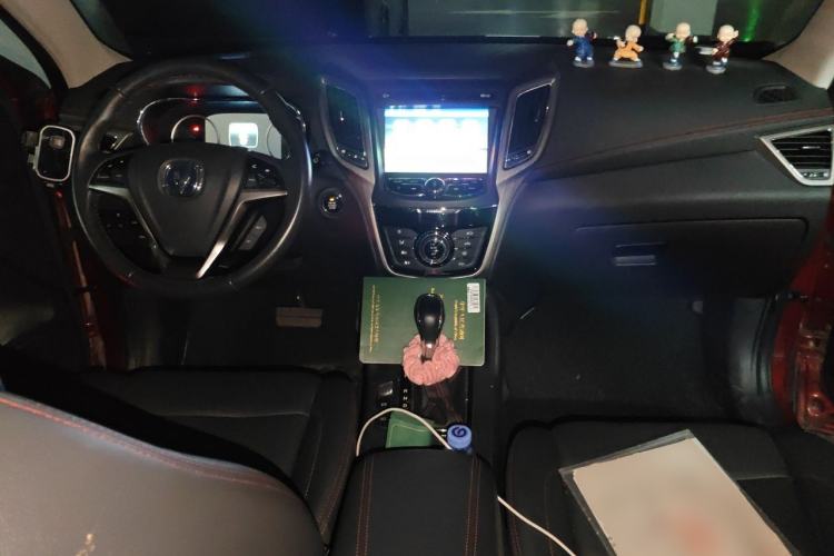 Used CHANGAN CS75 2017 Shangkui Edition 1.5T Automatic Fengxiang Model Center Console