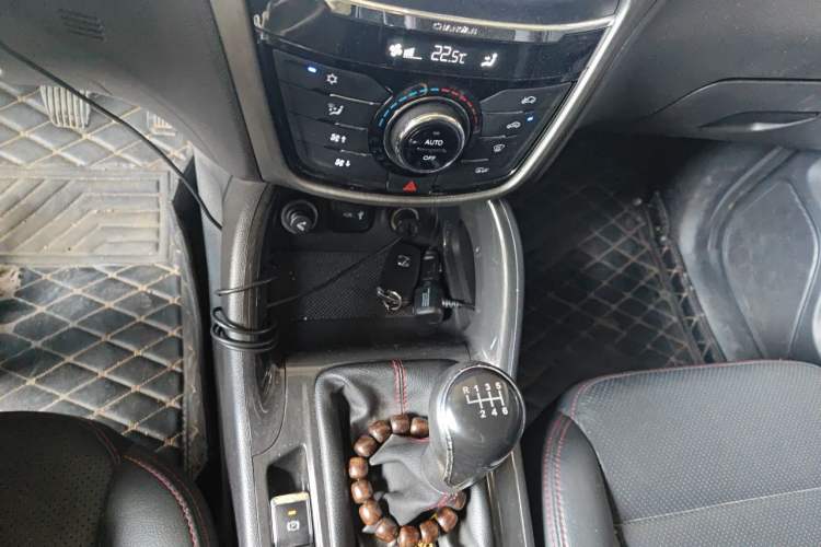 Used CHANGAN CS75 2017 Shangku Edition 1.5T Manual ZhiXiang Model Gear Lever