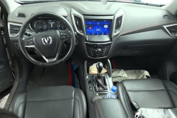 Used CHANGAN CS75 2017 Shangkui Edition 1.5T Automatic Fengxiang Model Center Console