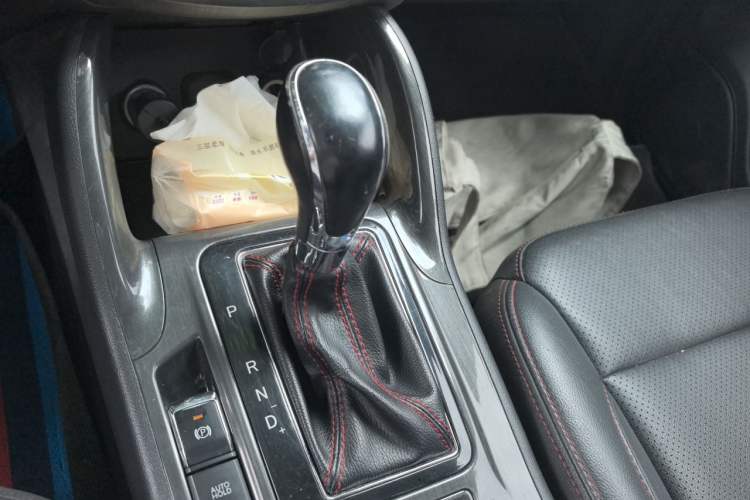 Used CHANGAN CS75 2017 Shangkui Edition 1.5T Automatic Fengxiang Model Gear Lever