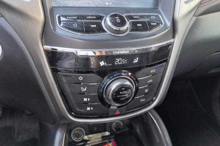 Used CHANGAN CS75 2017 Shangkui Edition 1.5T Automatic Fengxiang Model Audio And AC Panel