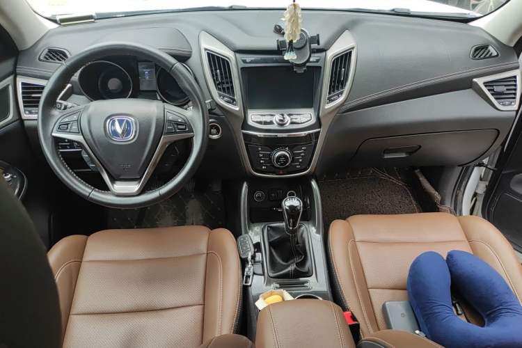 Used CHANGAN CS75 2017 Shangkui Edition 1.5T Manual Fengxiang Model Center Console