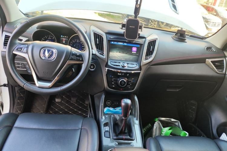 Used CHANGAN CS75 2017 Shangkui Edition 1.5T Manual Fengxiang Model Center Console