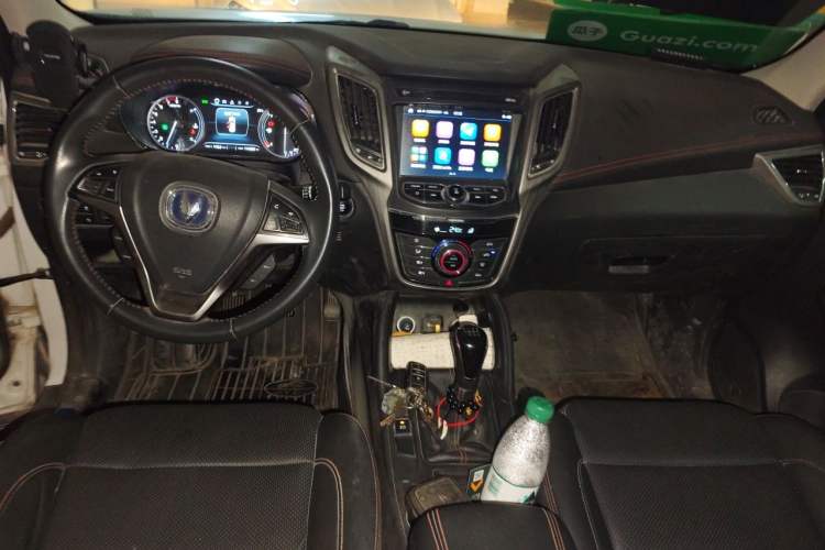 Used CHANGAN CS75 2017 Shangkui Edition 1.5T Manual Fengxiang Model Center Console