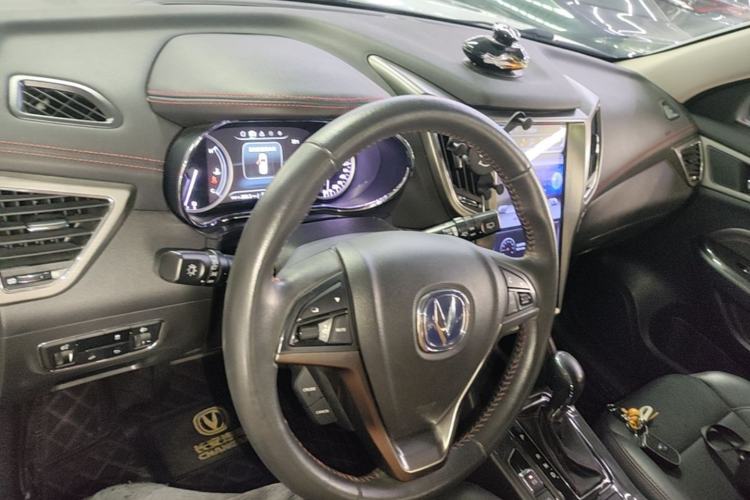 Used CHANGAN CS75 2017 Shangkui Edition 1.8T Automatic All-Wheel-Drive Elite Model Center Console
