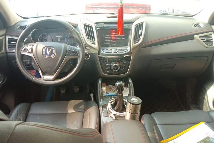 Used CHANGAN CS75 2017 Shangku Edition 1.5T Manual ZhiXiang Model Center Console