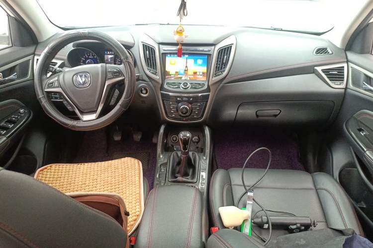 Used CHANGAN CS75 2017 Shangkui Edition 1.5T Manual Fengxiang Model Center Console