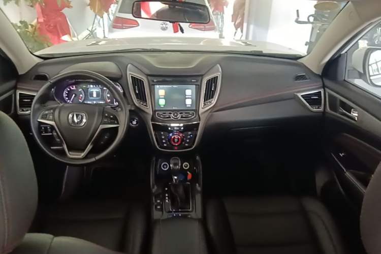 Used CHANGAN CS75 2017 Shangkui Edition 1.5T Automatic Fengxiang Model Center Console
