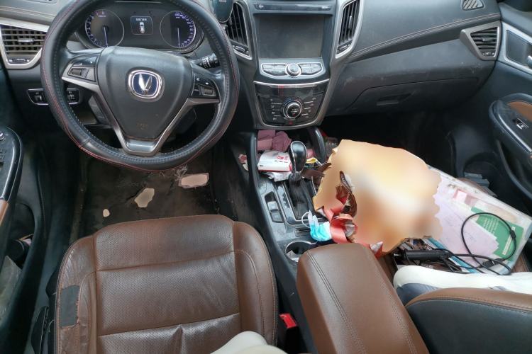 Used CHANGAN CS75 2017 Shangkui Edition 1.5T Automatic Fengxiang Model Center Console