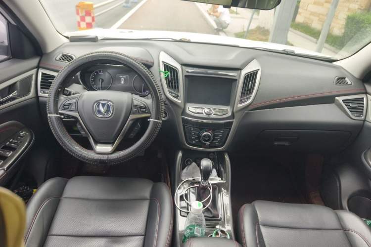 Used CHANGAN CS75 2017 Shangkui Edition 1.5T Automatic Fengxiang Model Center Console