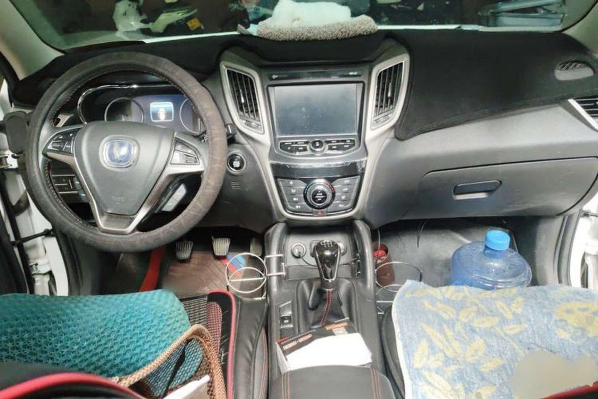 Used CHANGAN CS75 2017 Shangku Edition 1.5T Manual ZhiXiang Model Center Console