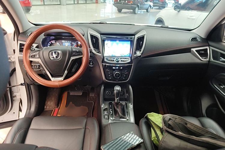 Used CHANGAN CS75 2017 Shangkui Edition 1.5T Automatic Fengxiang Model Center Console