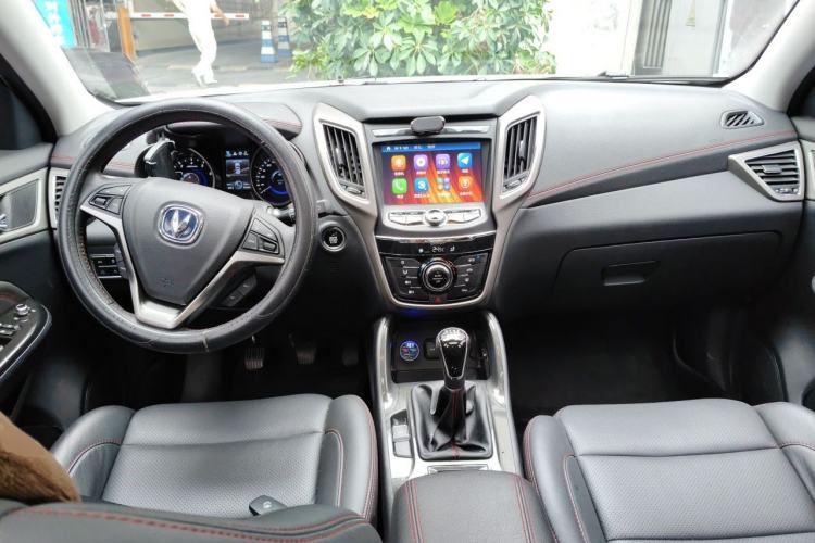 Used CHANGAN CS75 2017 Shangkui Edition 1.5T Manual Fengxiang Model Center Console