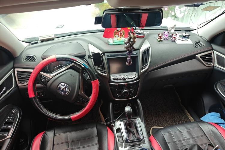 Used CHANGAN CS75 2017 Shangkui Edition 1.5T Automatic Fengxiang Model Center Console