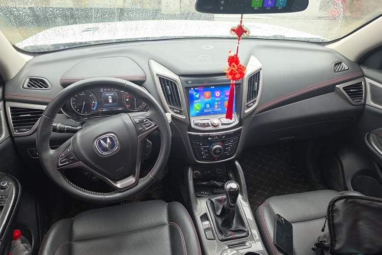 Used CHANGAN CS75 2017 Shangkui Edition 1.5T Manual Fengxiang Model Center Console