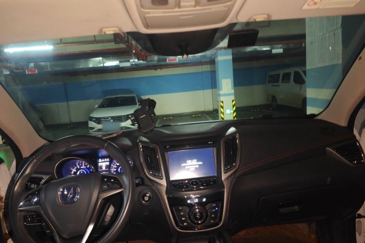 Used CHANGAN CS75 2017 Shangkui Edition 1.5T Manual Fengxiang Model Center Console