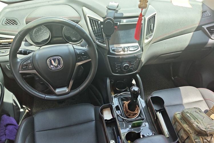 Used CHANGAN CS75 2017 Shangkui Edition 1.5T Manual Fengxiang Model Center Console