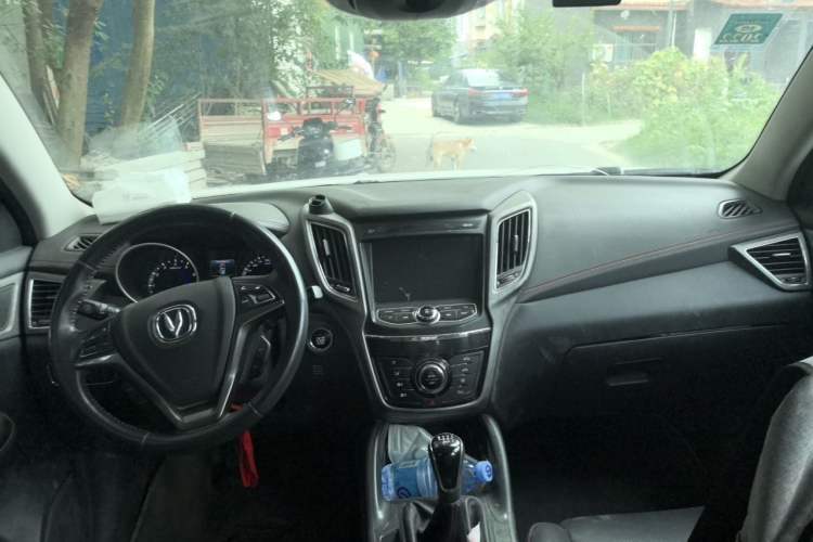 Used CHANGAN CS75 2017 Shangkui Edition 1.5T Manual Fengxiang Model Center Console