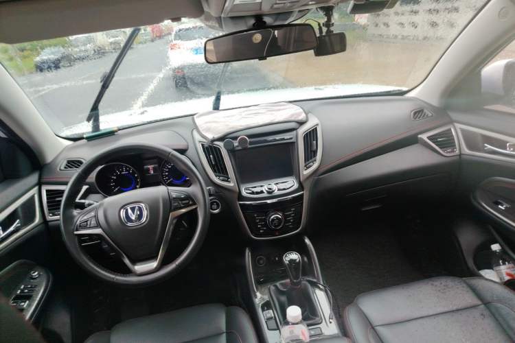 Used CHANGAN CS75 2017 Shangkui Edition 1.5T Manual Luxury Model Center Console