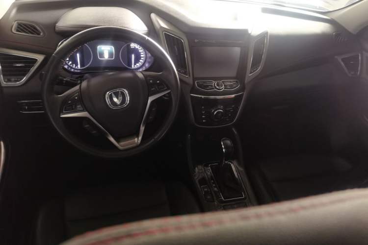 Used CHANGAN CS75 2017 Shangkui Edition 1.8T Automatic All-Wheel-Drive Elite Model Center Console