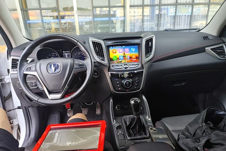 Used CHANGAN CS75 2017 Shangkui Edition 1.5T Manual Fengxiang Model Center Console
