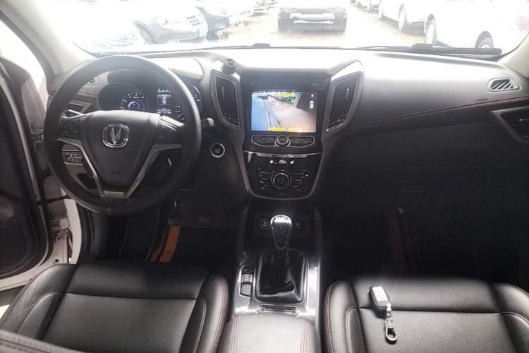 Used CHANGAN CS75 2017 Shangkui Edition 1.5T Manual Fengxiang Model Center Console