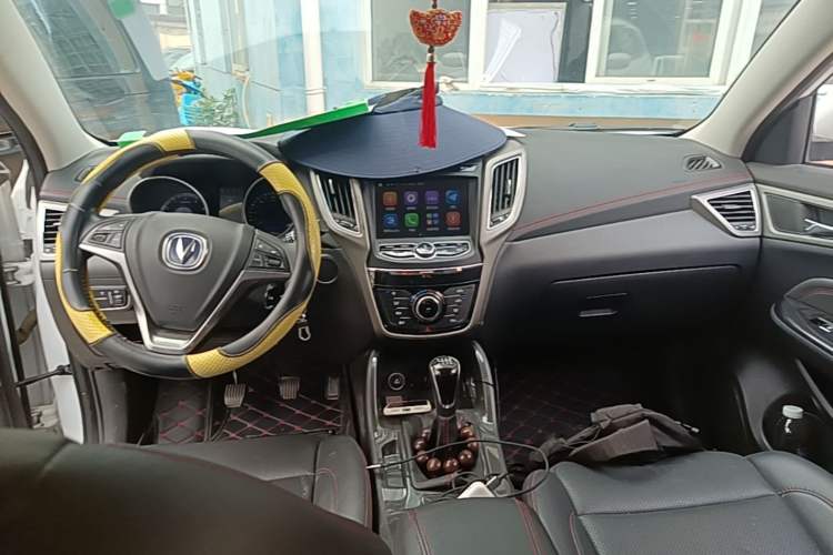 Used CHANGAN CS75 2017 Shangkui Edition 1.5T Manual Enjoyment Model Center Console