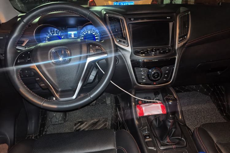 Used CHANGAN CS75 2017 Shangkui Edition 1.5T Manual Fengxiang Model Center Console