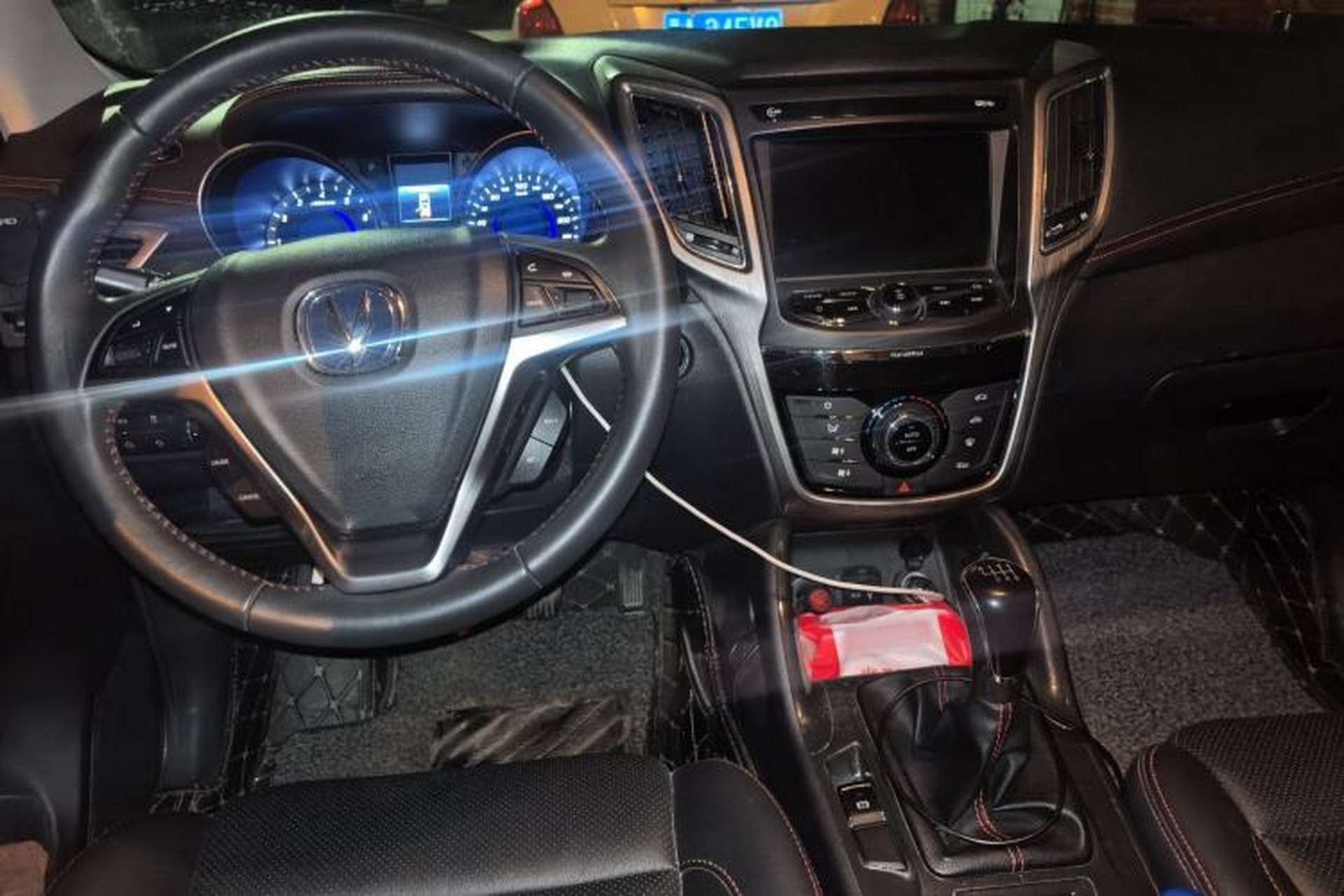 Used CHANGAN CS75 2017 Shangkui Edition 1.5T Manual Fengxiang Model Center Console