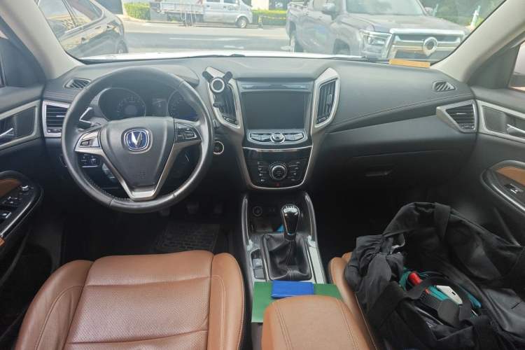 Used CHANGAN CS75 2017 Shangku Edition 1.5T Manual ZhiXiang Model Center Console