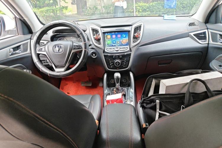 Used CHANGAN CS75 2017 Shangkui Edition 1.5T Automatic Fengxiang Model Center Console