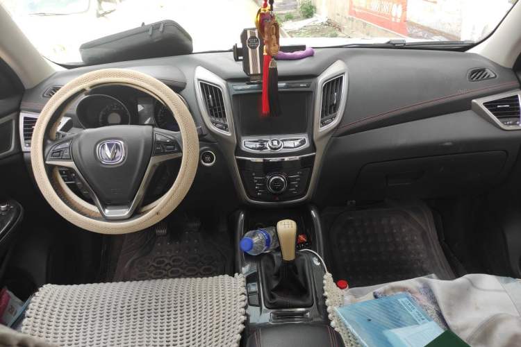 Used CHANGAN CS75 2017 Shangku Edition 1.5T Manual ZhiXiang Model Center Console
