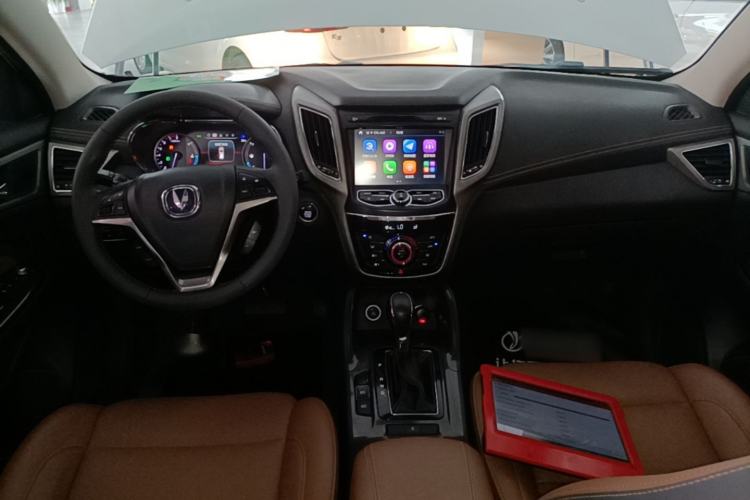 Used CHANGAN CS75 2017 Shangkui Edition 1.8T Automatic All-Wheel-Drive Elite Model Center Console