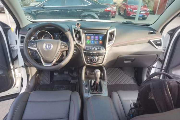 Used CHANGAN CS75 2017 Shangku Edition 1.5T Manual ZhiXiang Model Center Console