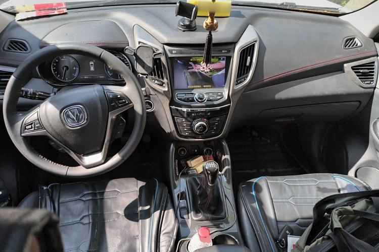 Used CHANGAN CS75 2017 Shangku Edition 1.5T Manual ZhiXiang Model Center Console