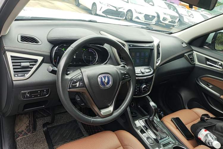 Used CHANGAN CS75 2017 Shangkui Edition 1.5T Automatic Fengxiang Model Center Console
