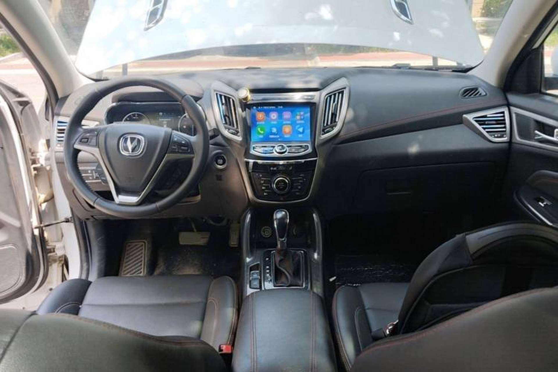 Used CHANGAN CS75 2017 Shangkui Edition 1.5T Automatic Fengxiang Model Center Console